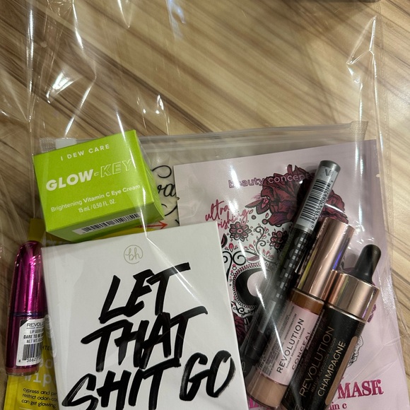 Makeup Revolution and BH Cosmetics Set with Pink and Green Accents #4 - Picture 1 of 4